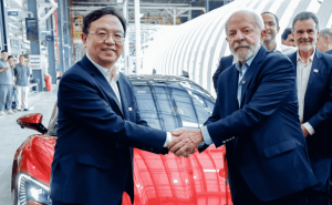 BYD lança primeiro modelo de carro flex híbrido feito no Brasil