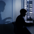 Shadow AI eleva riscos da IA pessoal e vazamento de dados nas empresas