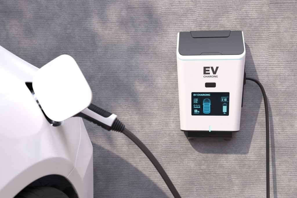 Como carregar carro elétrico em casa gastando menos na conta de luz
