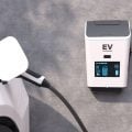 Como carregar carro elétrico em casa gastando menos na conta de luz