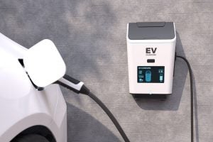 Como carregar carro elétrico em casa gastando menos na conta de luz