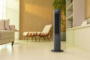 Melhor ventilador de torre ou climatizador? Veja qual faz mais sentido para a sua casa