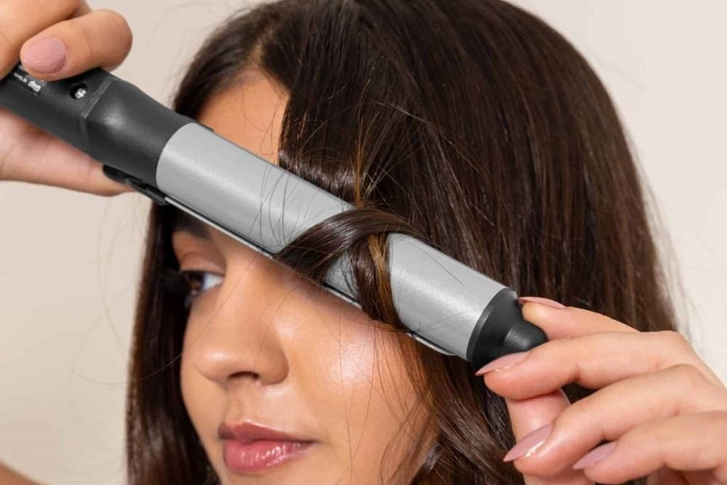 Lisa ou cacheada: qual é o melhor modelador para o seu tipo de cabelo?