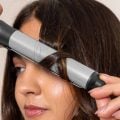 Lisa ou cacheada: qual é o melhor modelador para o seu tipo de cabelo?