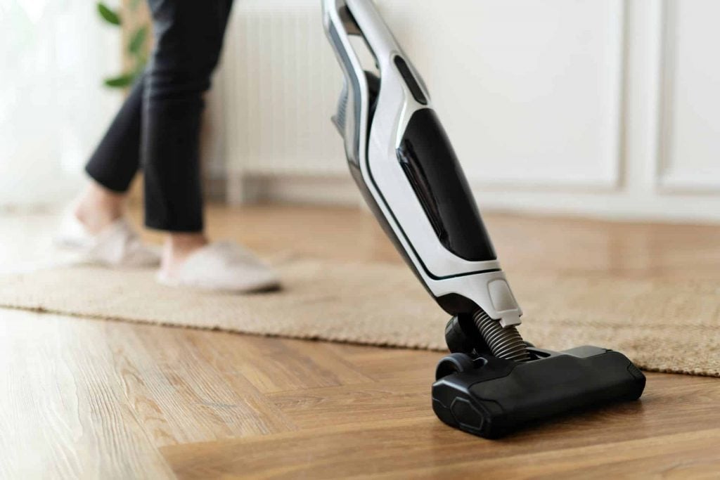 Qual é o melhor aspirador vertical: barato ou mais completo?