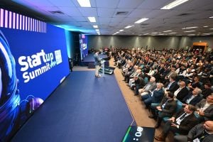 Empresas de tecnologia catarinenses criam plano conjunto para sobrevivëncia ao Vale da Morte da IA
