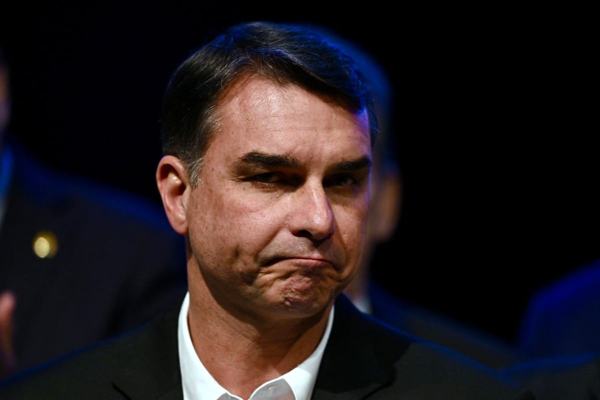 Флавио Bolsonaro повторяет бравады о «наркотеррористах» и просит амнистии для Жаира и других путчистов