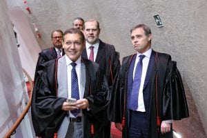 O que há por trás das mudanças de posição de Nunes Marques e Mendonça no TSE