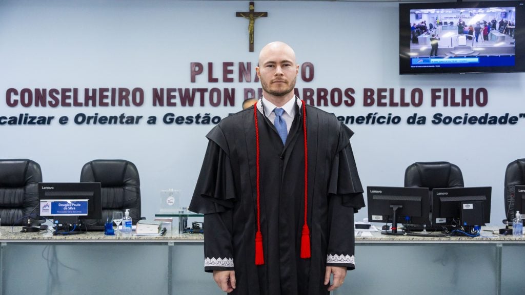 Dino afasta presidente do tribunal de contas do Maranhão