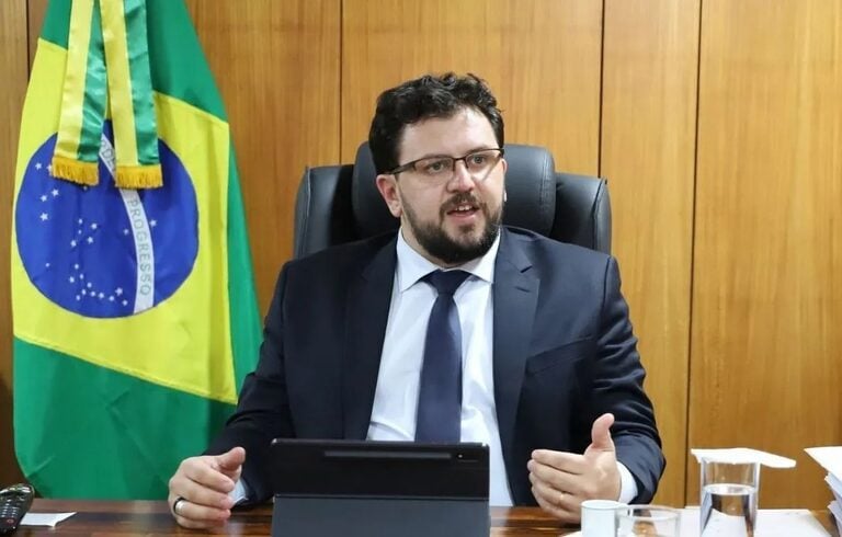 PF acha mensagens de Roberta Luchsinger tratando de negócios com Lulinha e Marcola