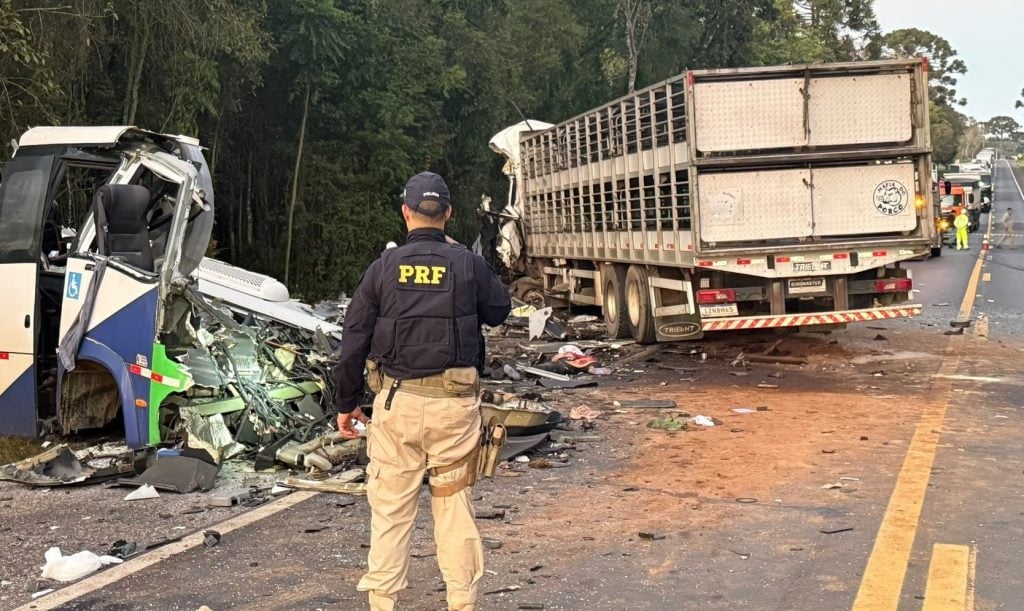 Batida entre micro-ônibus e carreta causa mais de 20 mortes no Paraná