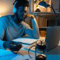 Virar a noite estudando pode fazer você aprender menos: entenda o papel do sono na memória