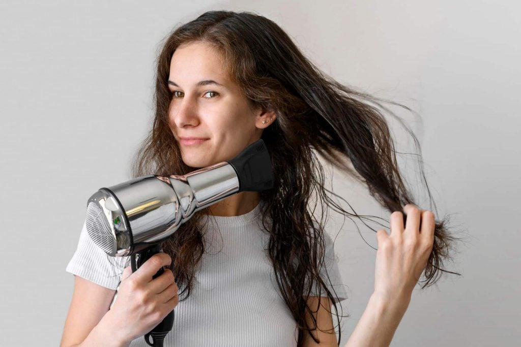 Qual o melhor jeito de usar o secador de cabelo?