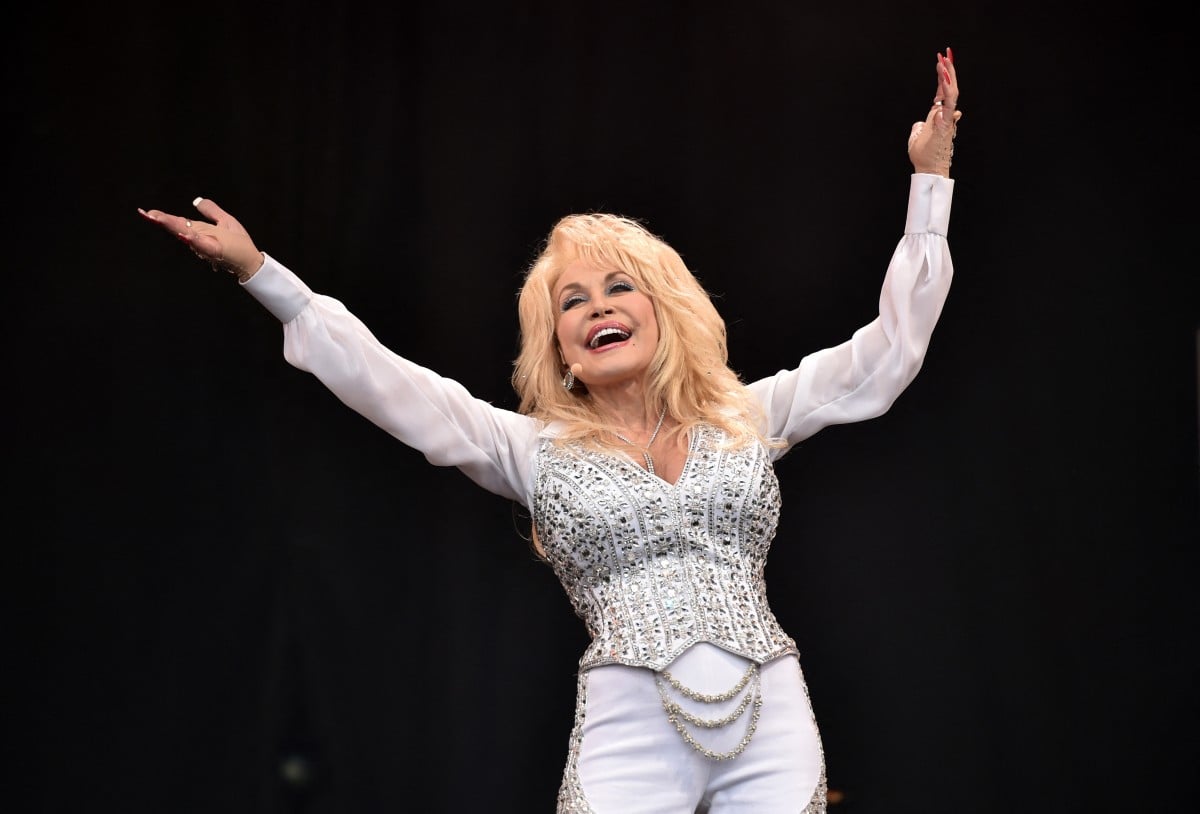 Morre aos 80 anos Dolly Parton, lenda da música country dos EUA - QTU Questões do Universo