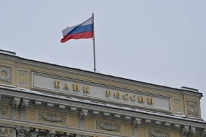 Russos correm aos bancos com medo de confisco para a guerra