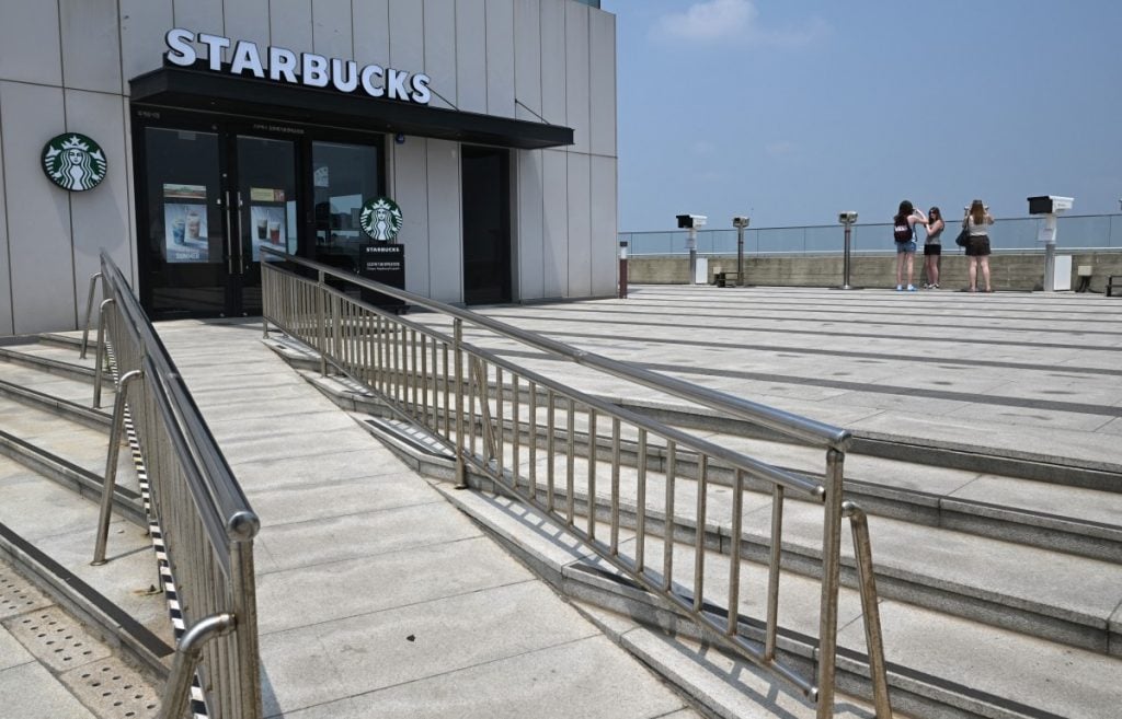 Starbucks é investigada por anúncio que evocou massacre na Coreia do Sul