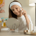 Criança pode fazer skincare? Entenda os riscos dos cosméticos para a pele infantil
