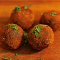 Bolinho de feijoada crocante por fora e cremoso por dentro: veja como fazer esse petisco para o fim de semana