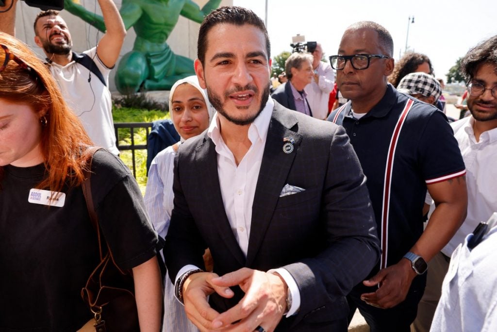 Candidato de esquerda vence primárias democratas no Michigan e disputará o Senado dos EUA