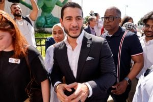 Candidato de esquerda vence primárias democratas no Michigan e disputará o Senado dos EUA