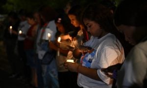 Com poucas esperanças, Colômbia continua remoção de escombros de terremoto