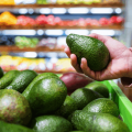 Nem na geladeira, nem na bancada: este é o melhor lugar para guardar o abacate verde