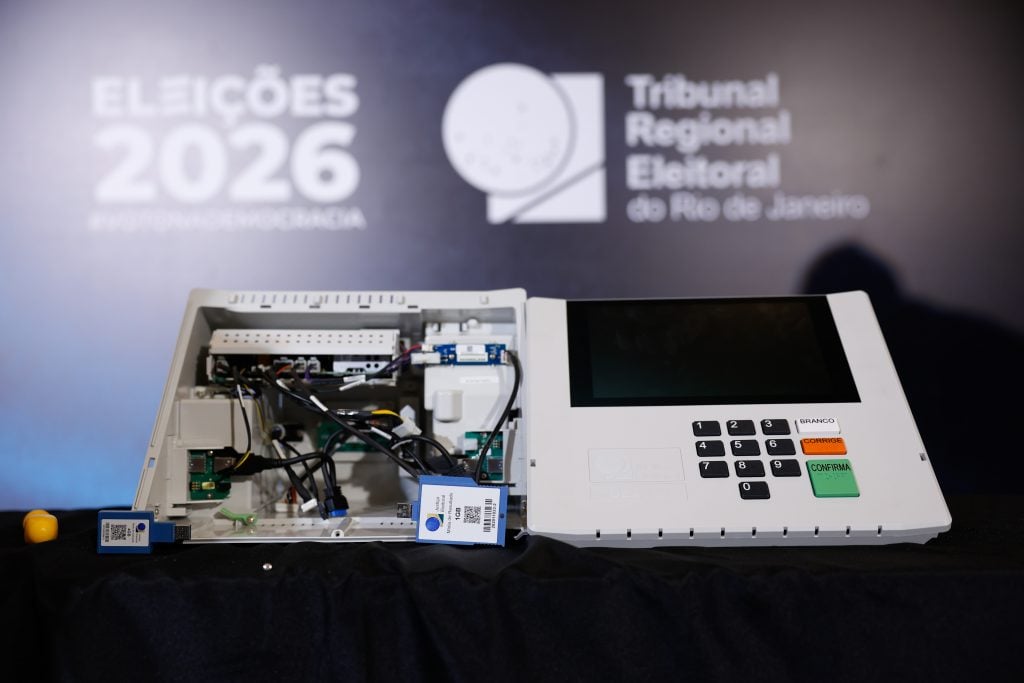Justiça Eleitoral abre urna eletrônica para provar segurança e combater fake news