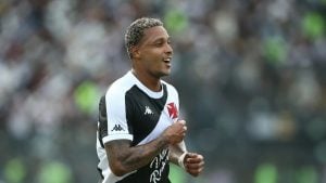 Jogador do Vasco é alvo de operação que investiga tráfico de armas e drogas
