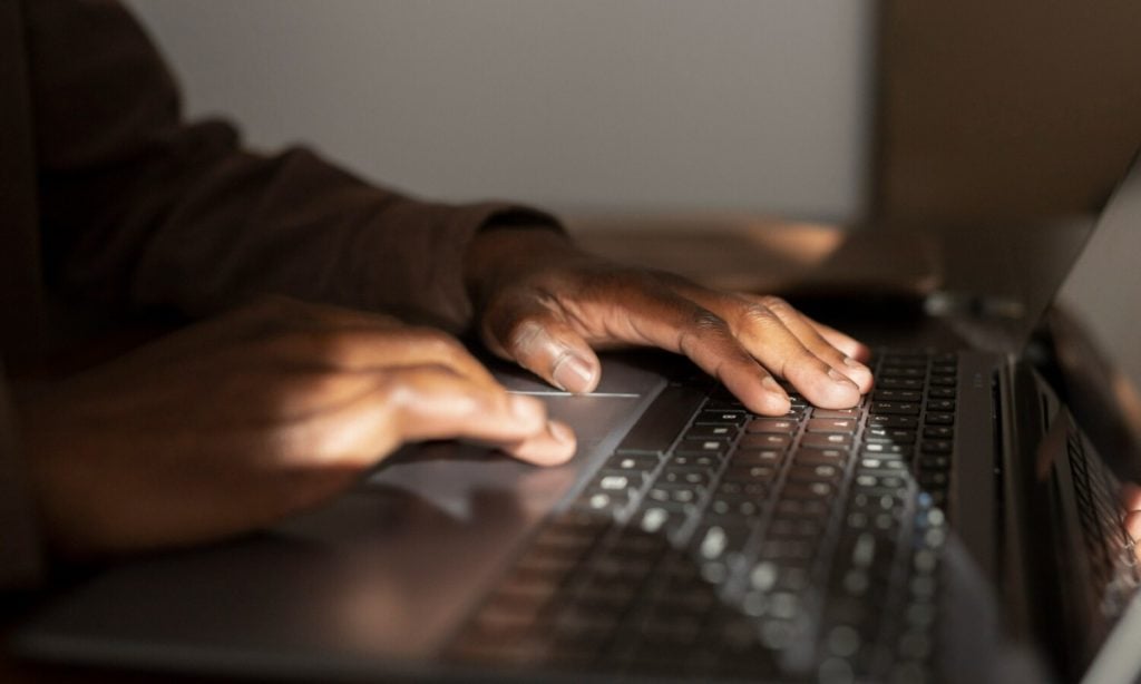 Investigados por fake news e tentativa de golpe seguem ativos nas eleições 2026