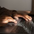 Investigados por fake news e tentativa de golpe seguem ativos nas eleições 2026