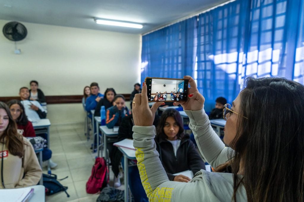 Vitrine tecnológica de Ratinho Jr., reconhecimento facial de alunos é suspenso no Paraná