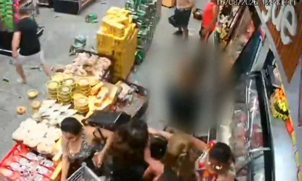 Mulher morre após ser atacada pelo companheiro a faca dentro de um mercado em SP