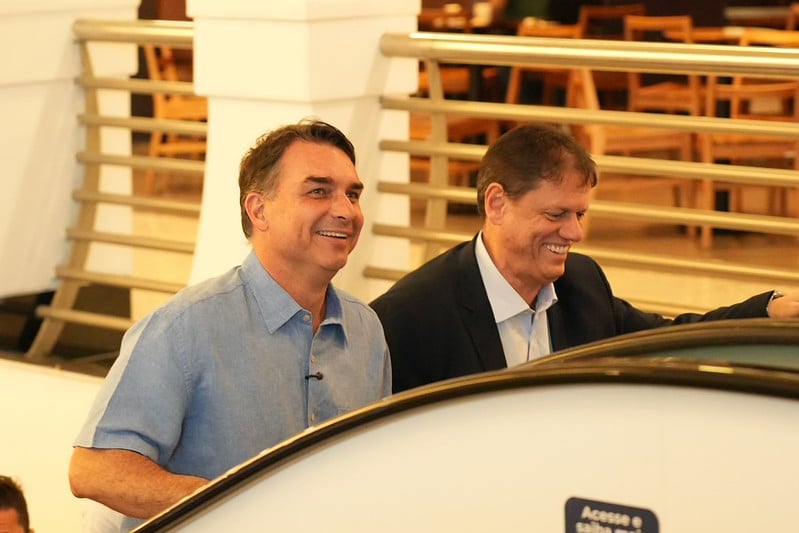 A pretensa ‘transição’ de Flávio Bolsonaro na Presidência e o aceno a Tarcísio