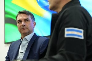 Flávio diz se inspirar em modelo de Bukele em El Salvador e afirma que Brasil ‘tem pouco preso’
