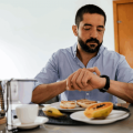 Você come certo na hora errada? Entenda como o horário das refeições pode favorecer o ganho de peso