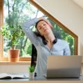 Síndrome do mouse: 5 dicas para evitar dores nos ombros e nos cotovelos no home office