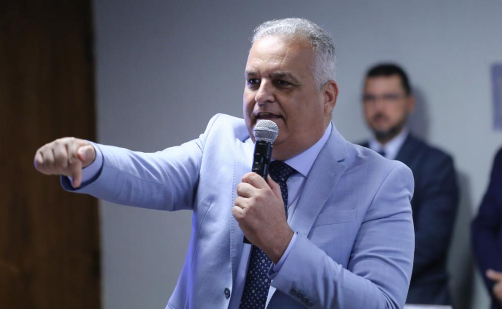 Flávio Bolsonaro anuncia Alfredo Gaspar como vice após fracassar em ampliar aliança além do PL