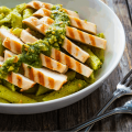 Macarrão proteico com pesto de amêndoas e frango grelhado: aprenda receita rápida e saudável para o jantar