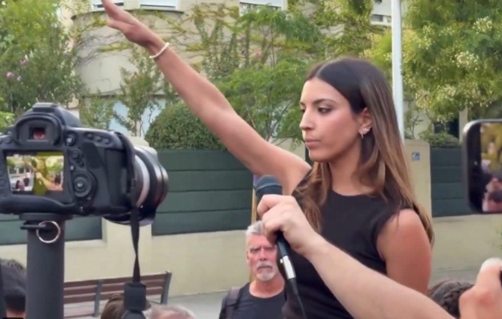 Ativista espanhola de extrema-direita faz saudação nazista em frente à embaixada do Marrocos