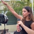Ativista espanhola de extrema-direita faz saudação nazista em frente à embaixada do Marrocos