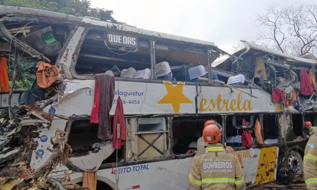 Ônibus tomba em Petrópolis, na região serrana do Rio, e deixa mortos