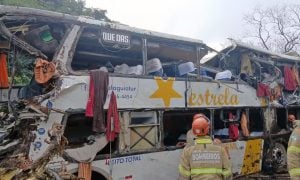 Ônibus tomba em Petrópolis, na região serrana do Rio, e deixa mortos