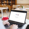 Qual é o perigo de pesquisar doenças no Google? Entenda quando a prática pode fazer mal