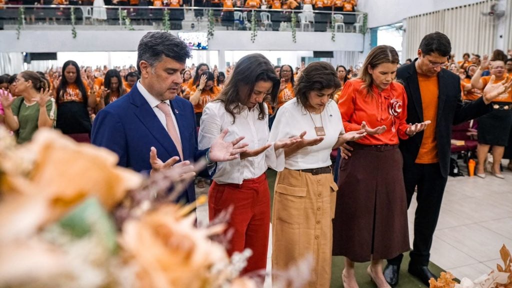 Pernambuco: Raquel Lyra é criticada após participar de culto em igreja de Clarissa Tércio