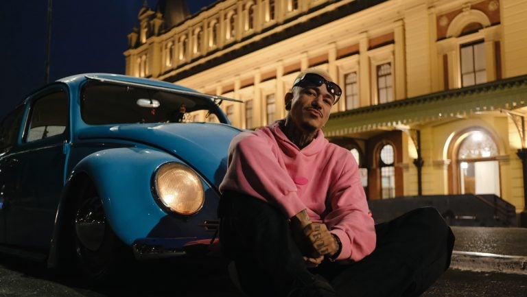 Rapper Rô Rosa começou a compor com violão que tinha só 3 cordas (Foto: Divulgação)
