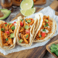 Tem frango desfiado em casa? Veja 5 receitas proteicas e saudáveis para o almoço