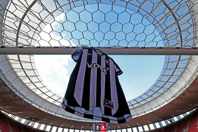 Camisa do Botafogo pendurada no travessão (Foto: Vitor Silva/Botafogo)