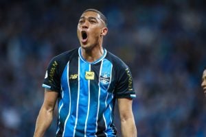 Carlos Vinicius brilha e marca duas vezes no GreNal 454, pela Copa do Brasil (FOTO: LUCAS UEBEL/GRÊMIO FBPA)