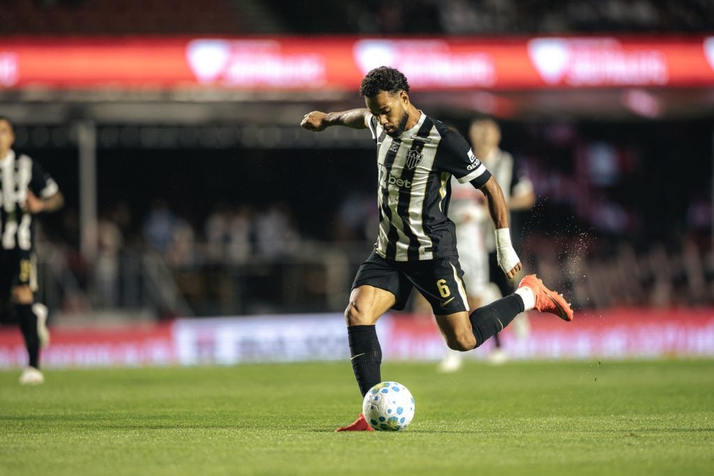 “Uma hora essa invencibilidade ia acabar”, diz Renan Lodi após derrota do Atlético-MG