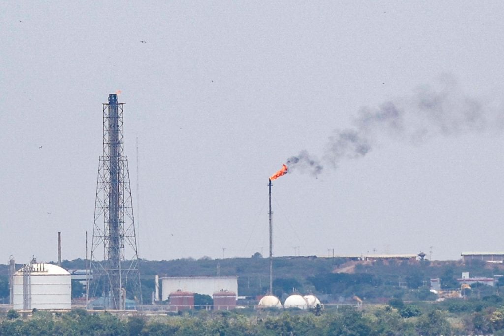 Venezuela assina acordo petrolífero de 25 anos com empresa colombiana